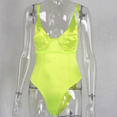 Moodne naiste keha sügava dekoltee ja õhukeste rihmadega