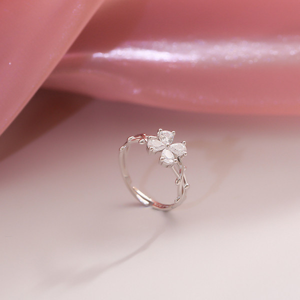 Κομψό γυναικείο δαχτυλίδι με διακοσμητική πέτρα