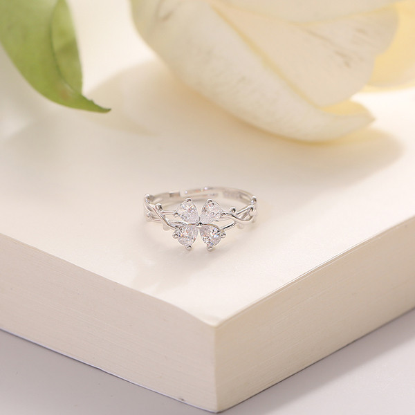 Κομψό γυναικείο δαχτυλίδι με διακοσμητική πέτρα