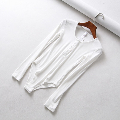 Igapäevane naiste keha nööpide ja ovaalse kaelusega