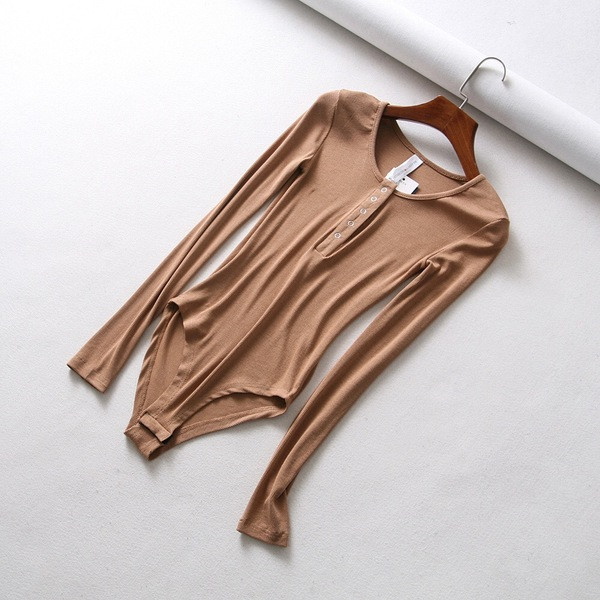 Igapäevane naiste keha nööpide ja ovaalse kaelusega