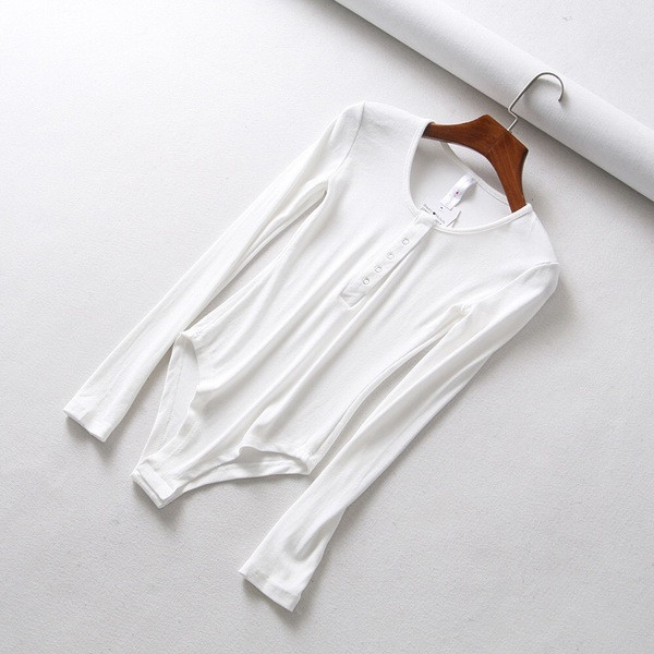 Igapäevane naiste keha nööpide ja ovaalse kaelusega