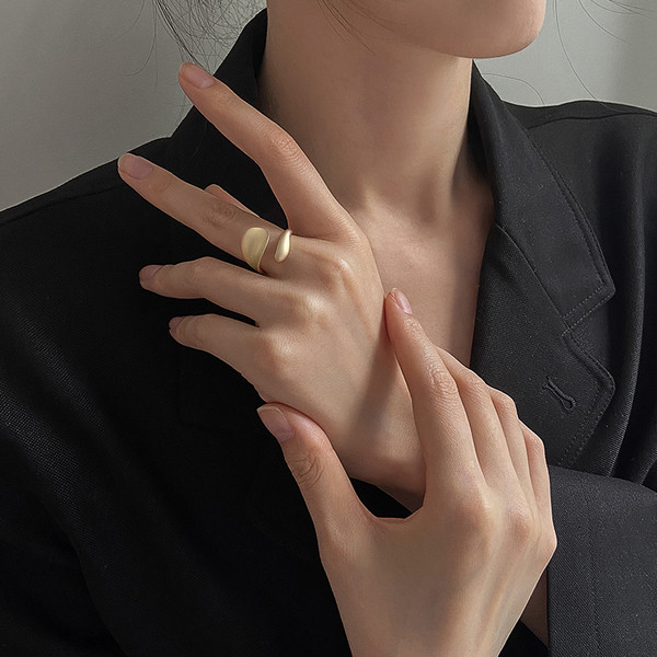 Stílusos női gyűrű arany színben