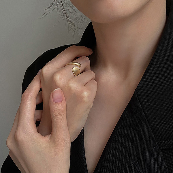 Stílusos női gyűrű arany színben