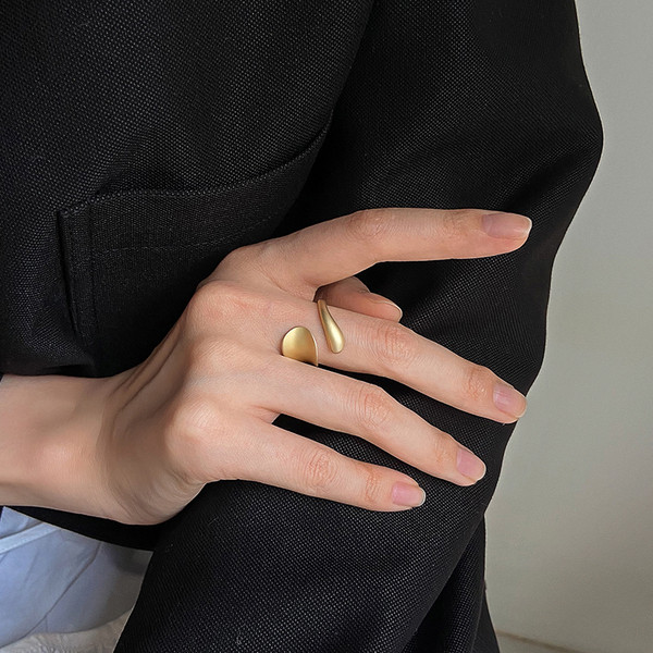 Stílusos női gyűrű arany színben