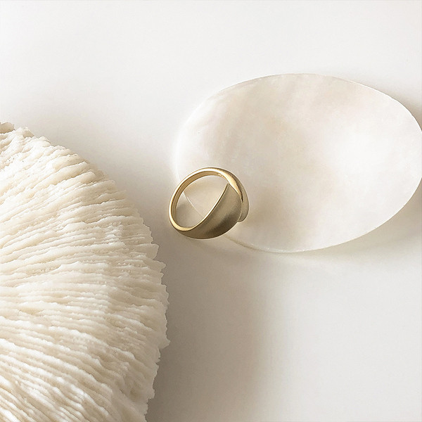 Stílusos női gyűrű arany színben