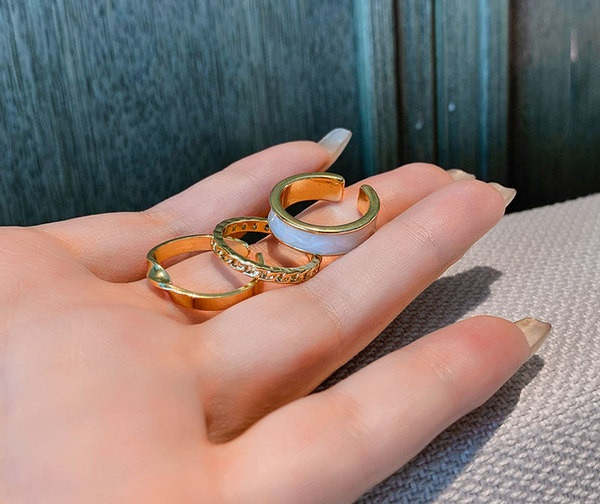 Kolmest naiste sõrmust koosnev igapäevane komplekt