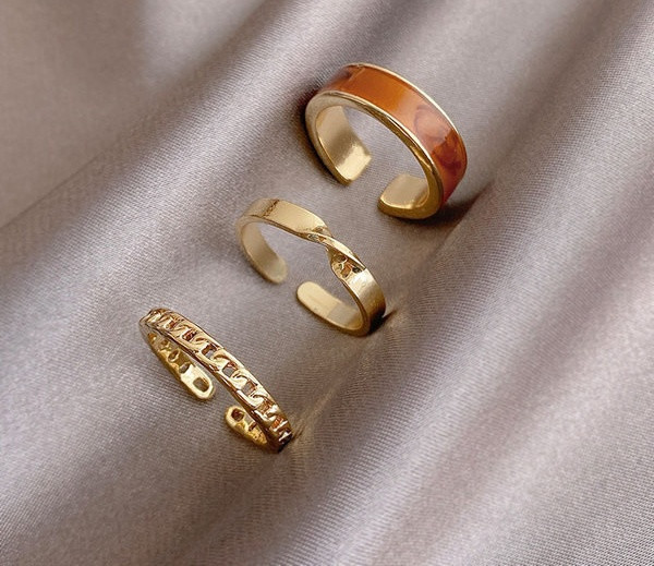 Kolmest naiste sõrmust koosnev igapäevane komplekt