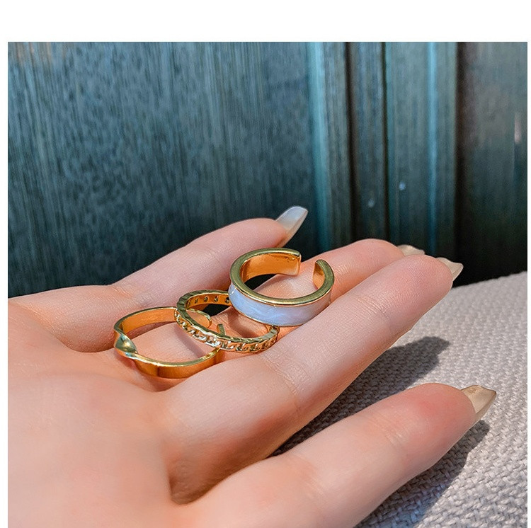 Kolmest naiste sõrmust koosnev igapäevane komplekt