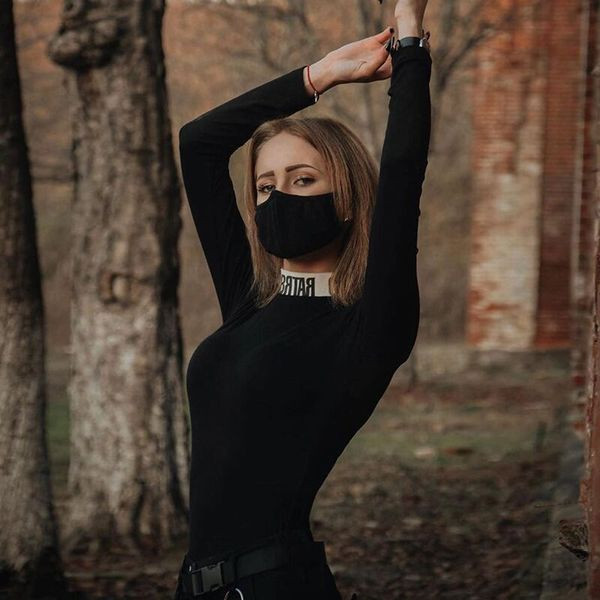 Uus kõrge kaelusega naiste kehamudel musta ja punase värviga