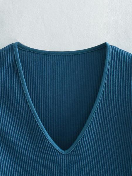 Női test spitz nyakkivágással és rövid ujjú kék színben