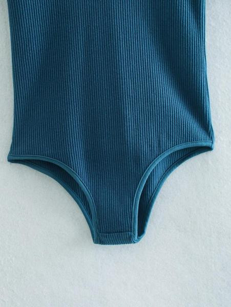 Női test spitz nyakkivágással és rövid ujjú kék színben