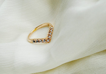 Ежедневен дамски пръстен във формата на сърце и декоративни камъни