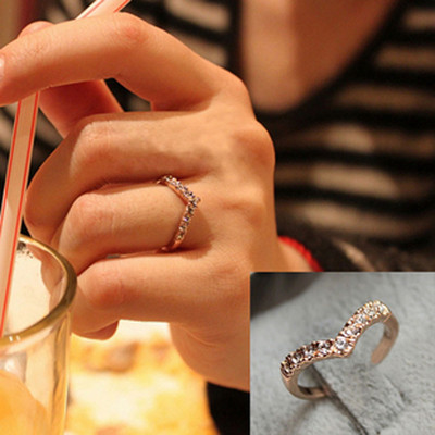 Ежедневен дамски пръстен във формата на сърце и декоративни камъни