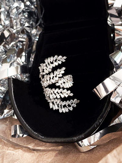 Γυναικείο φαρδύ μοντέλο δαχτυλίδι με διακοσμητικές πέτρες