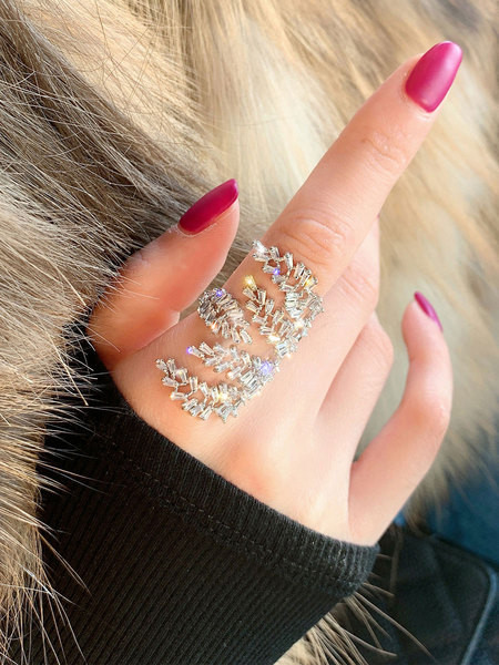 Γυναικείο φαρδύ μοντέλο δαχτυλίδι με διακοσμητικές πέτρες