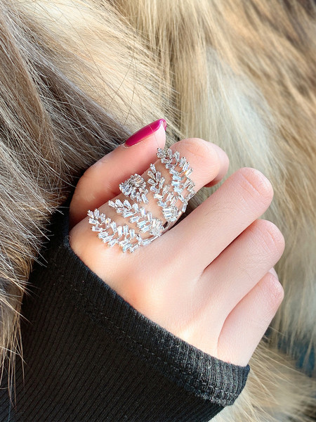 Γυναικείο φαρδύ μοντέλο δαχτυλίδι με διακοσμητικές πέτρες