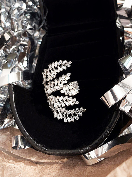 Γυναικείο φαρδύ μοντέλο δαχτυλίδι με διακοσμητικές πέτρες