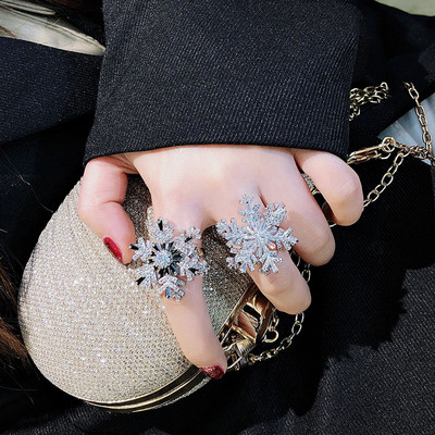 Модерен дамски пръстен във формата на звезда с декоративни камъни