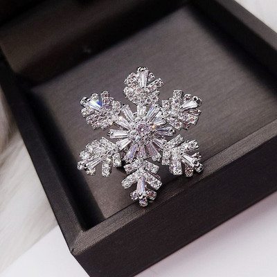 Modern, csillag alakú női gyűrű díszkövekkel