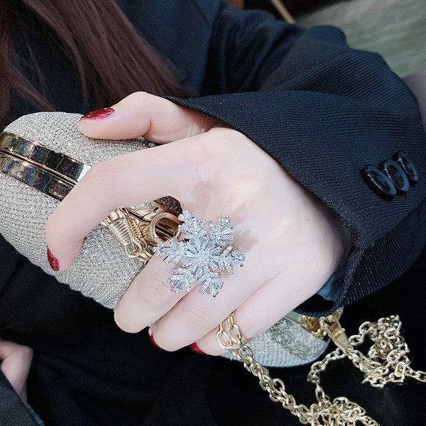 Modern, csillag alakú női gyűrű díszkövekkel