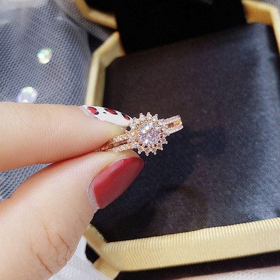 Κομψό γυναικείο δαχτυλίδι με αστέρι και διακοσμητικές πέτρες