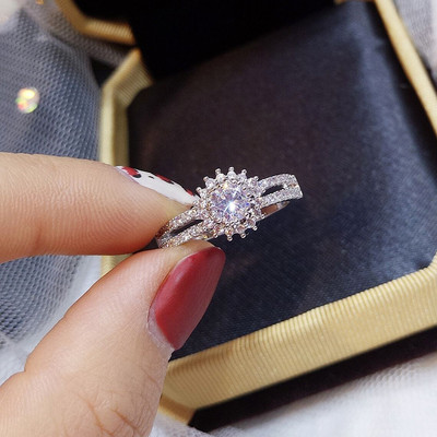 Κομψό γυναικείο δαχτυλίδι με αστέρι και διακοσμητικές πέτρες