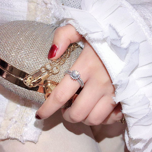 Κομψό γυναικείο δαχτυλίδι με αστέρι και διακοσμητικές πέτρες