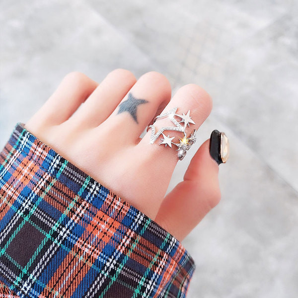 Γυναικείο φαρδύ δαχτυλίδι με αστέρια και διακοσμητικές πέτρες