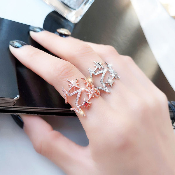 Γυναικείο φαρδύ δαχτυλίδι με αστέρια και διακοσμητικές πέτρες