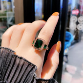 Κομψό γυναικείο δαχτυλίδι - τετράγωνο σχήμα με διακοσμητική πέτρα