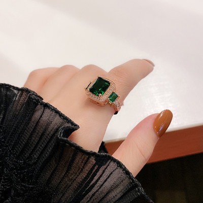 Κομψό γυναικείο δαχτυλίδι - τετράγωνο σχήμα με διακοσμητική πέτρα