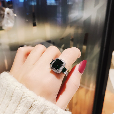 Κομψό γυναικείο δαχτυλίδι - τετράγωνο σχήμα με διακοσμητική πέτρα