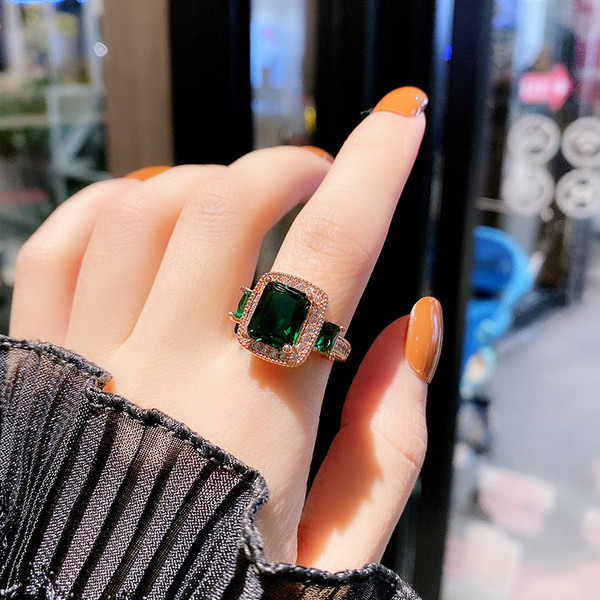 Κομψό γυναικείο δαχτυλίδι - τετράγωνο σχήμα με διακοσμητική πέτρα