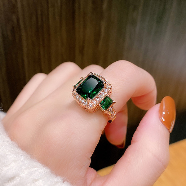 Κομψό γυναικείο δαχτυλίδι - τετράγωνο σχήμα με διακοσμητική πέτρα