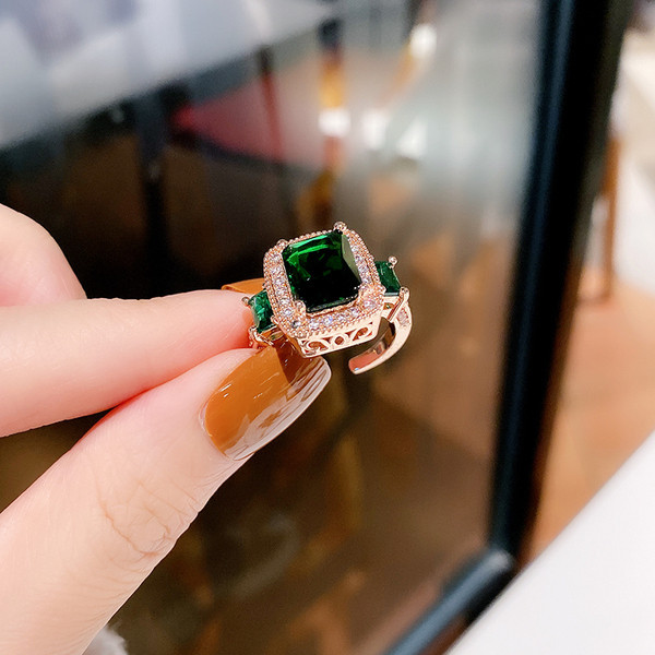 Κομψό γυναικείο δαχτυλίδι - τετράγωνο σχήμα με διακοσμητική πέτρα