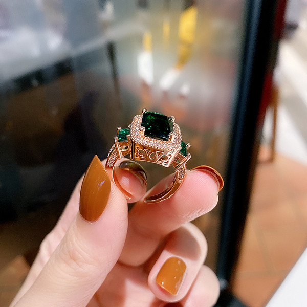 Κομψό γυναικείο δαχτυλίδι - τετράγωνο σχήμα με διακοσμητική πέτρα