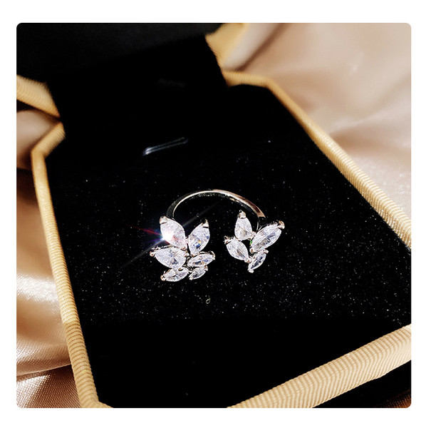 Lillekujuliste dekoratiivkividega igapäevane naiste sõrmus