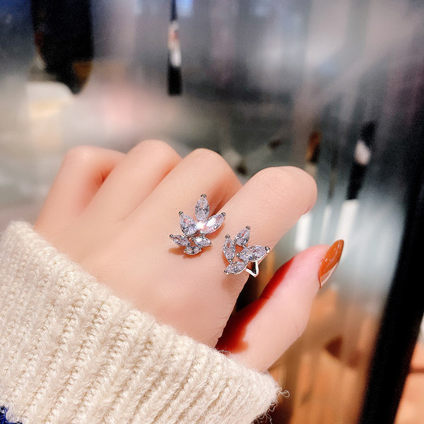 Lillekujuliste dekoratiivkividega igapäevane naiste sõrmus