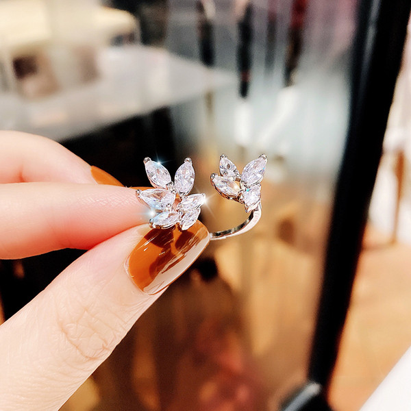 Lillekujuliste dekoratiivkividega igapäevane naiste sõrmus