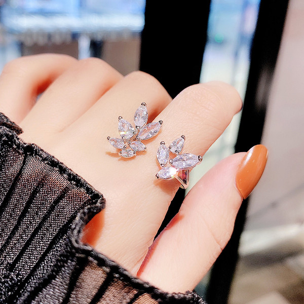 Lillekujuliste dekoratiivkividega igapäevane naiste sõrmus