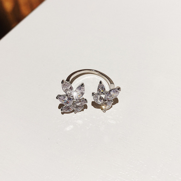 Lillekujuliste dekoratiivkividega igapäevane naiste sõrmus