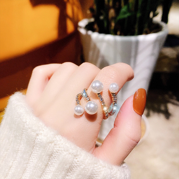 Κομψό γυναικείο δαχτυλίδι με διακοσμητικές πέτρες και πέρλες