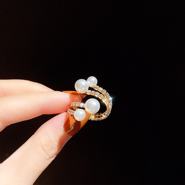 Κομψό γυναικείο δαχτυλίδι με διακοσμητικές πέτρες και πέρλες