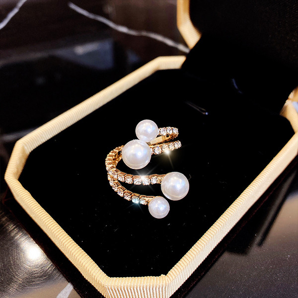 Κομψό γυναικείο δαχτυλίδι με διακοσμητικές πέτρες και πέρλες