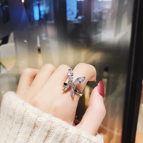 Γυναικείο κομψό δαχτυλίδι με διακοσμητικές πέτρες