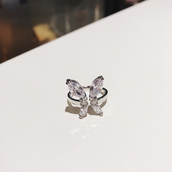 Γυναικείο κομψό δαχτυλίδι με διακοσμητικές πέτρες