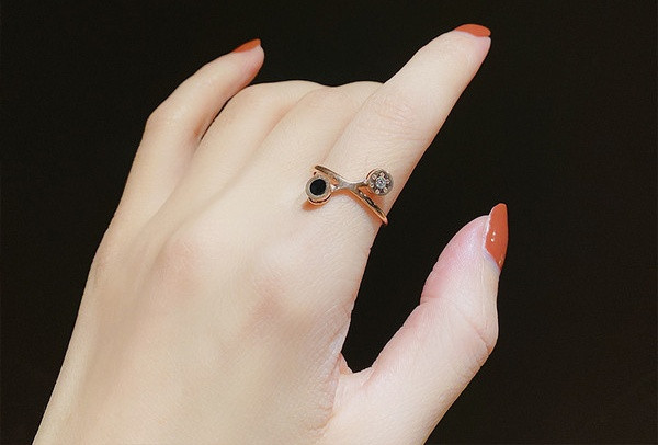 Γυναικείο κομψό δαχτυλίδι με  διακοσμητικές πέτρες σε χρυσό χρώμα