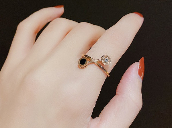 Γυναικείο κομψό δαχτυλίδι με  διακοσμητικές πέτρες σε χρυσό χρώμα