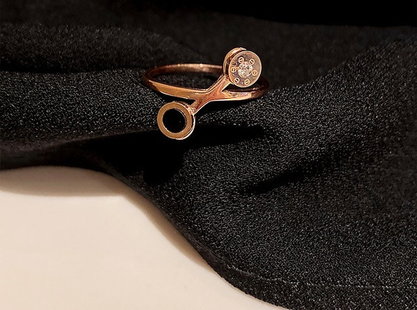Дамски стилен пръстен с камък в златист цвят